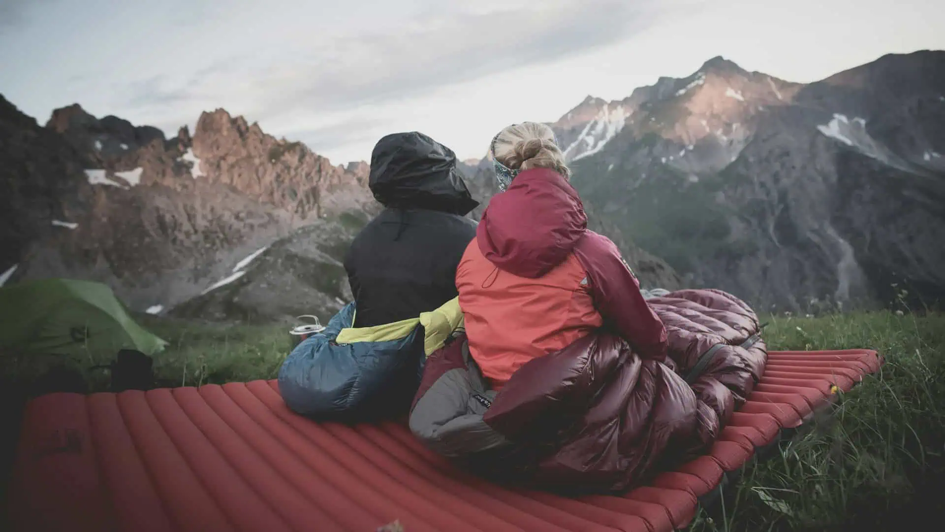 Comparison guide on choosing the right sleeping bag based on temperature rating and shape