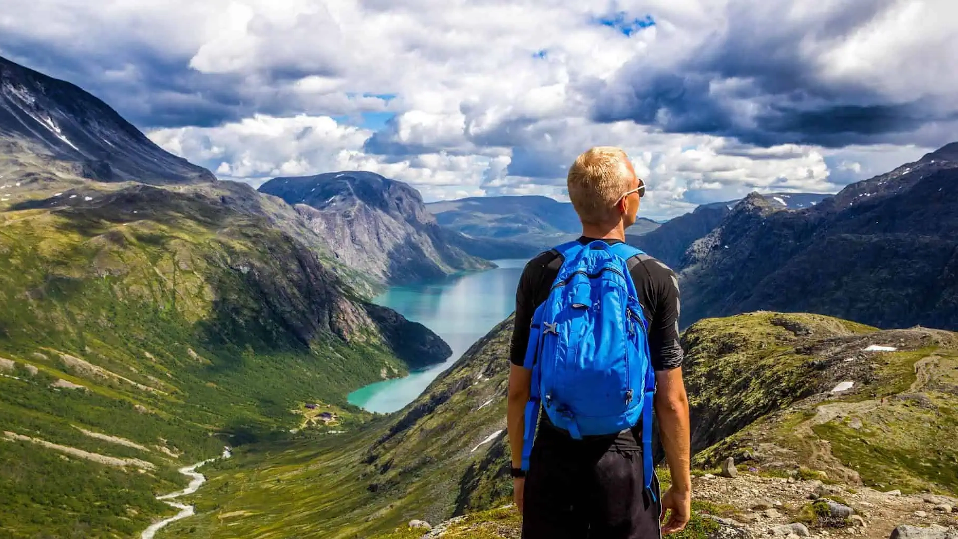 Guide on how to choose the right backpack by measuring torso length and capacity